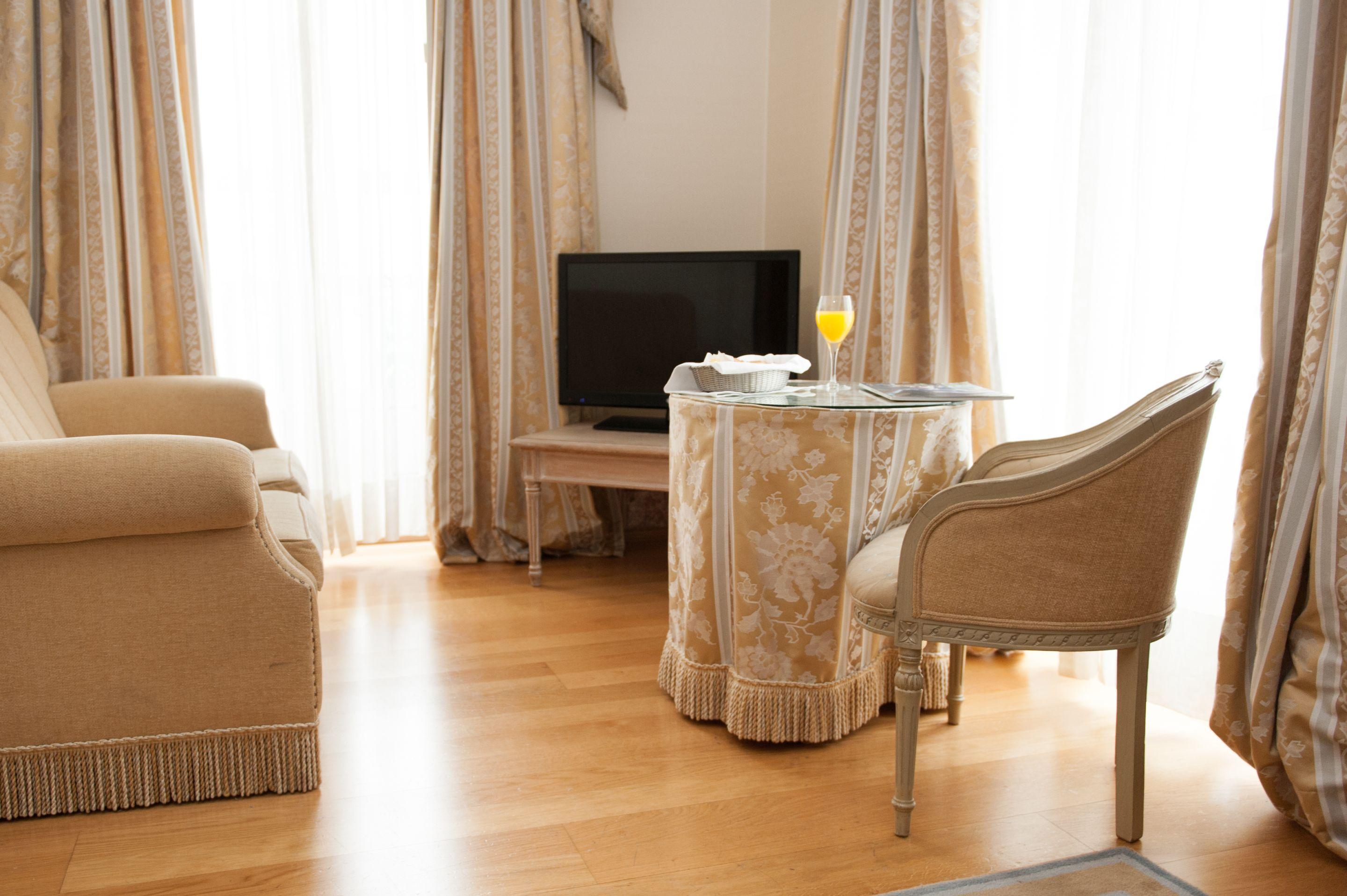 Hotel Real Palacio Lisboa Exterior foto A living room with a television