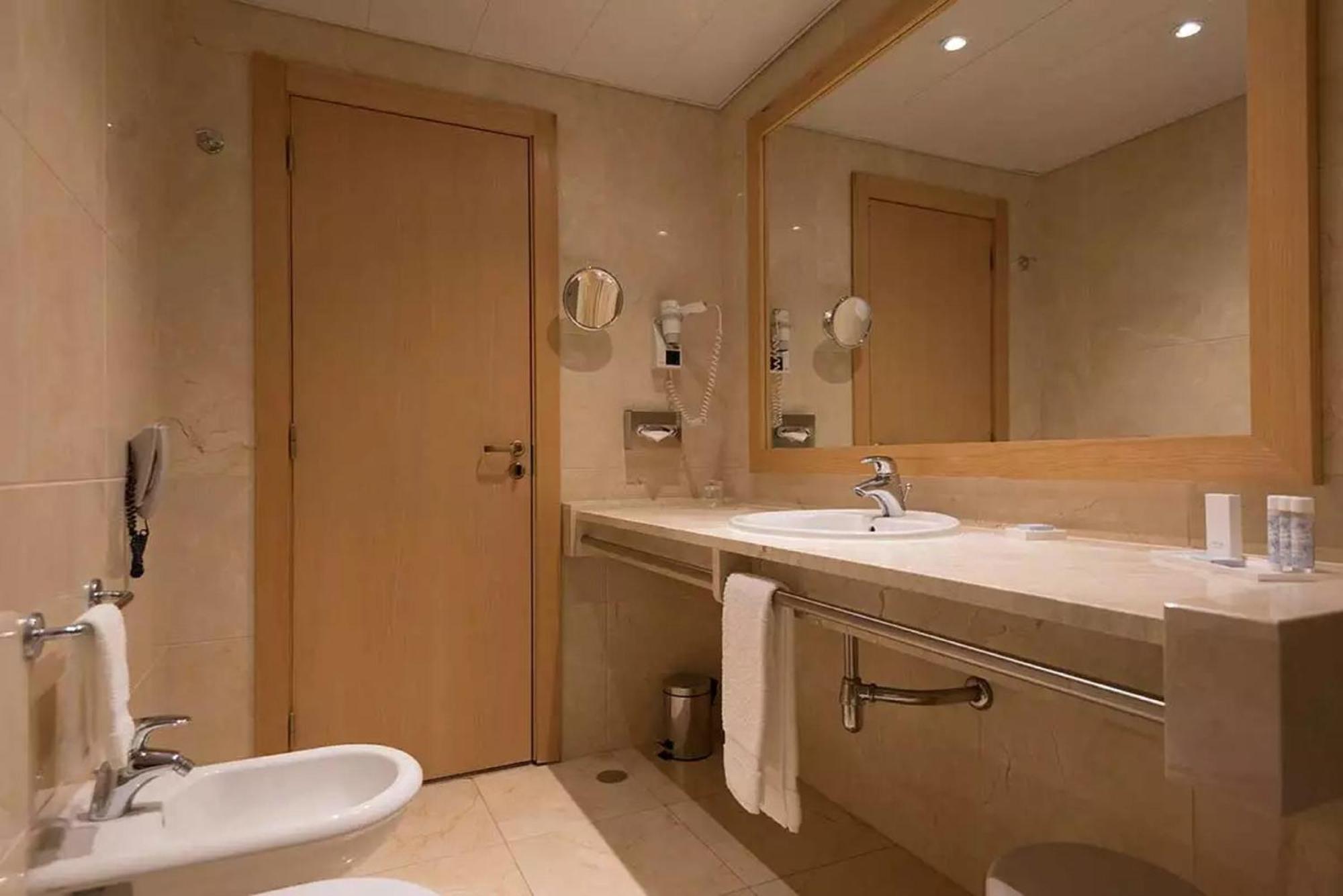 Hotel Real Palacio Lisboa Habitación foto Bathroom