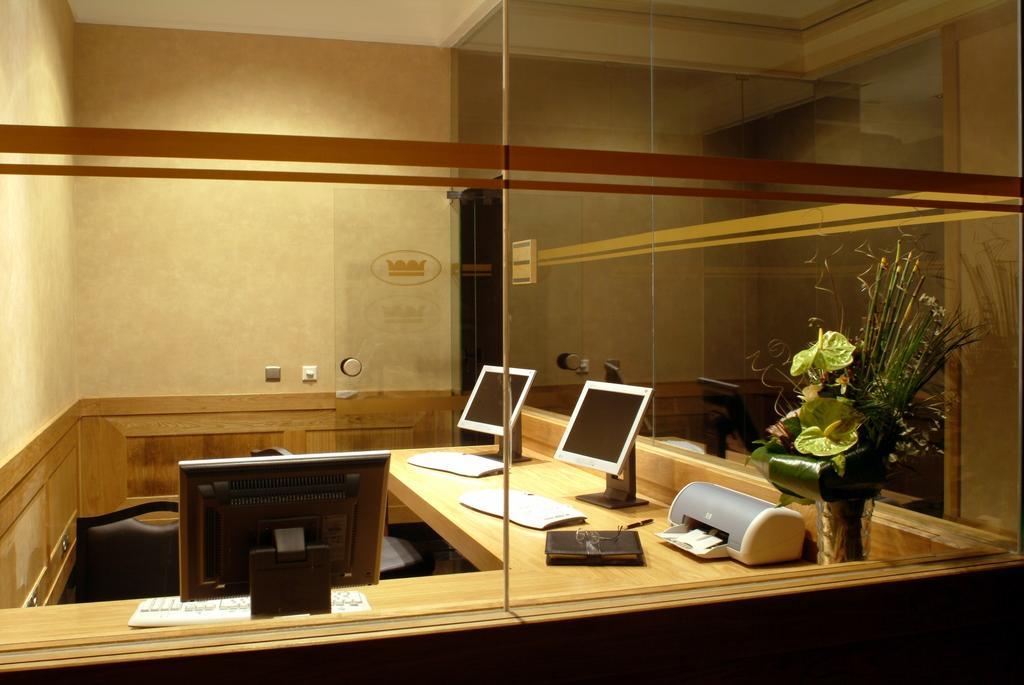 Hotel Real Palacio Lisboa Exterior foto A reception desk at a hotel